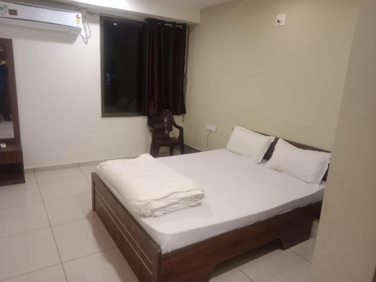 Hotel Shreeji'S Gandhinagar Exterior photo