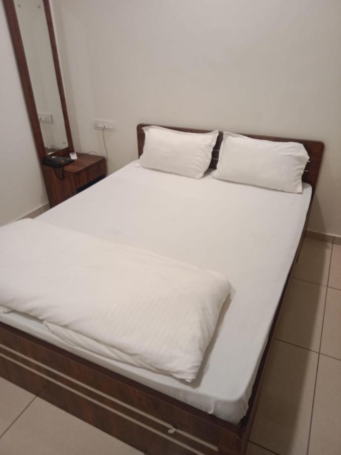 Hotel Shreeji'S Gandhinagar Exterior photo